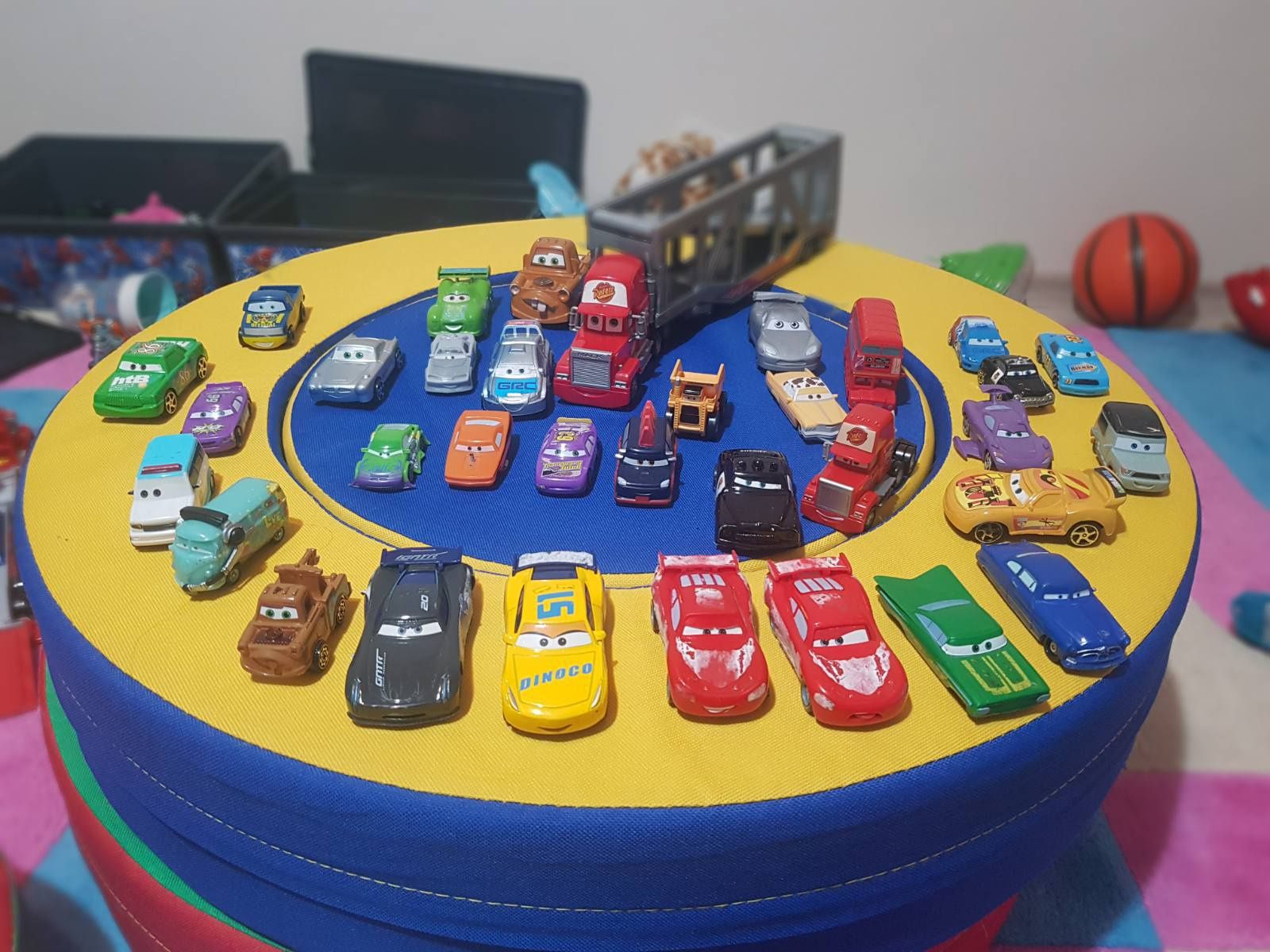 33 пластмасови колички от Disney Pixar Cars + камион "Мак"