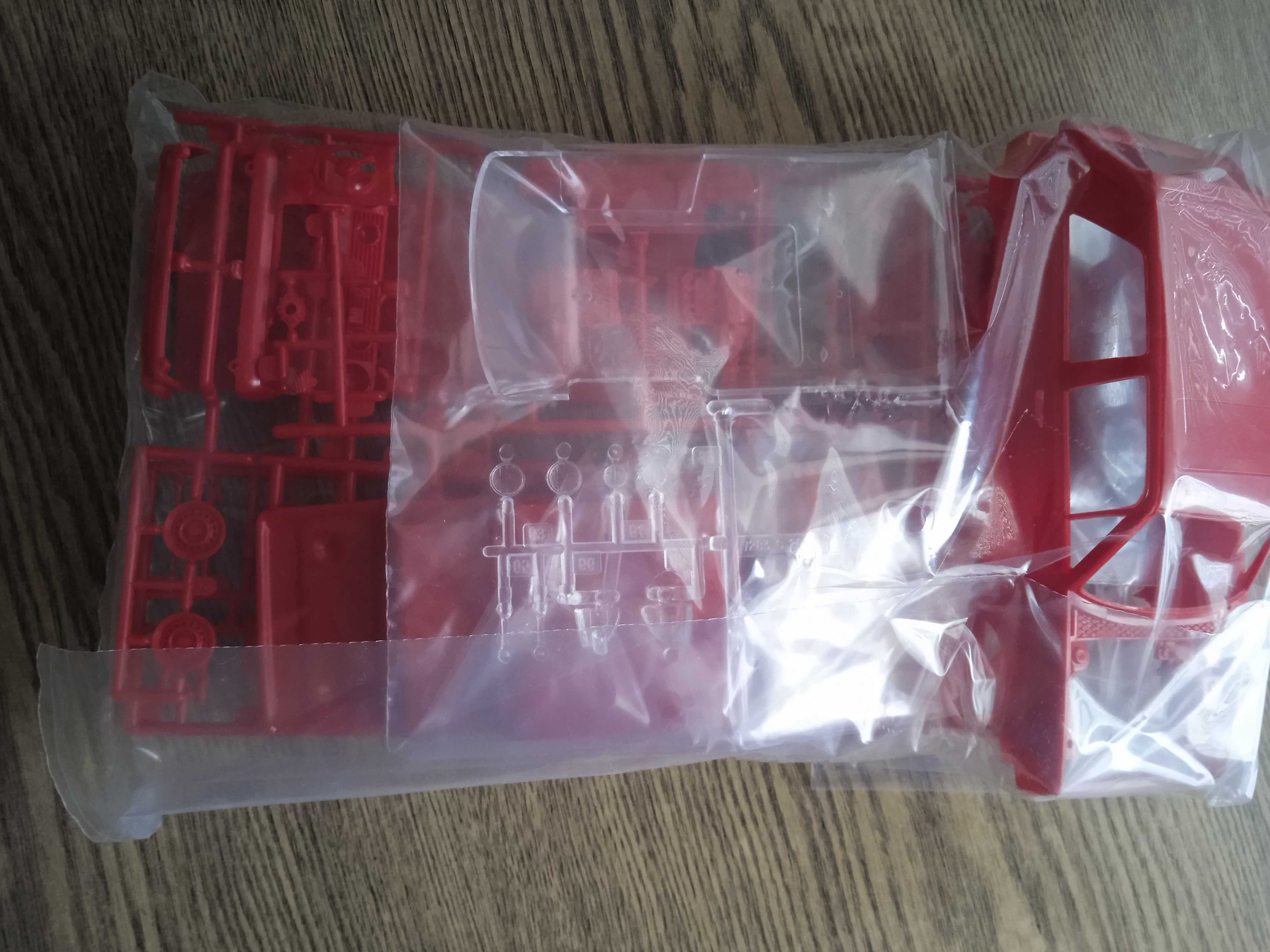 Модел за сглобяване Revell Volkswagen Golf GTI 1/24