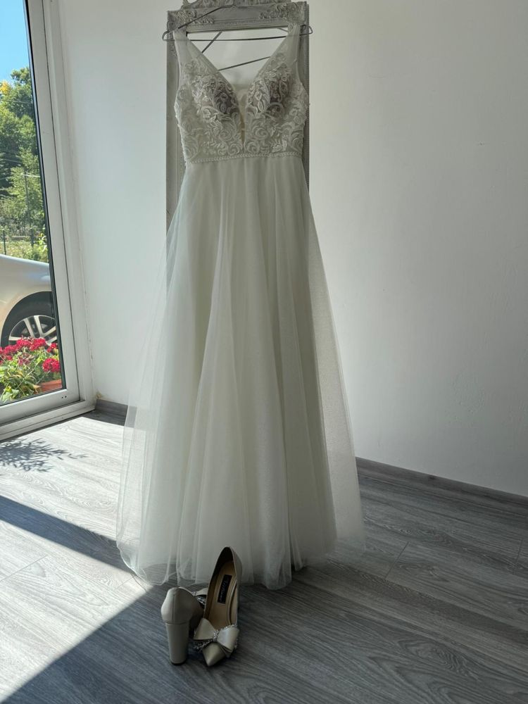Rochie de mireasa, voal si pantofi