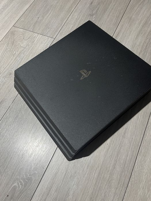 Vand playstation 4 pro de 1TB cu 2 console + GTA 5 si FIFA 25