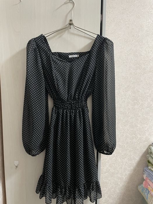 Продам красивое платье в горошек легкое