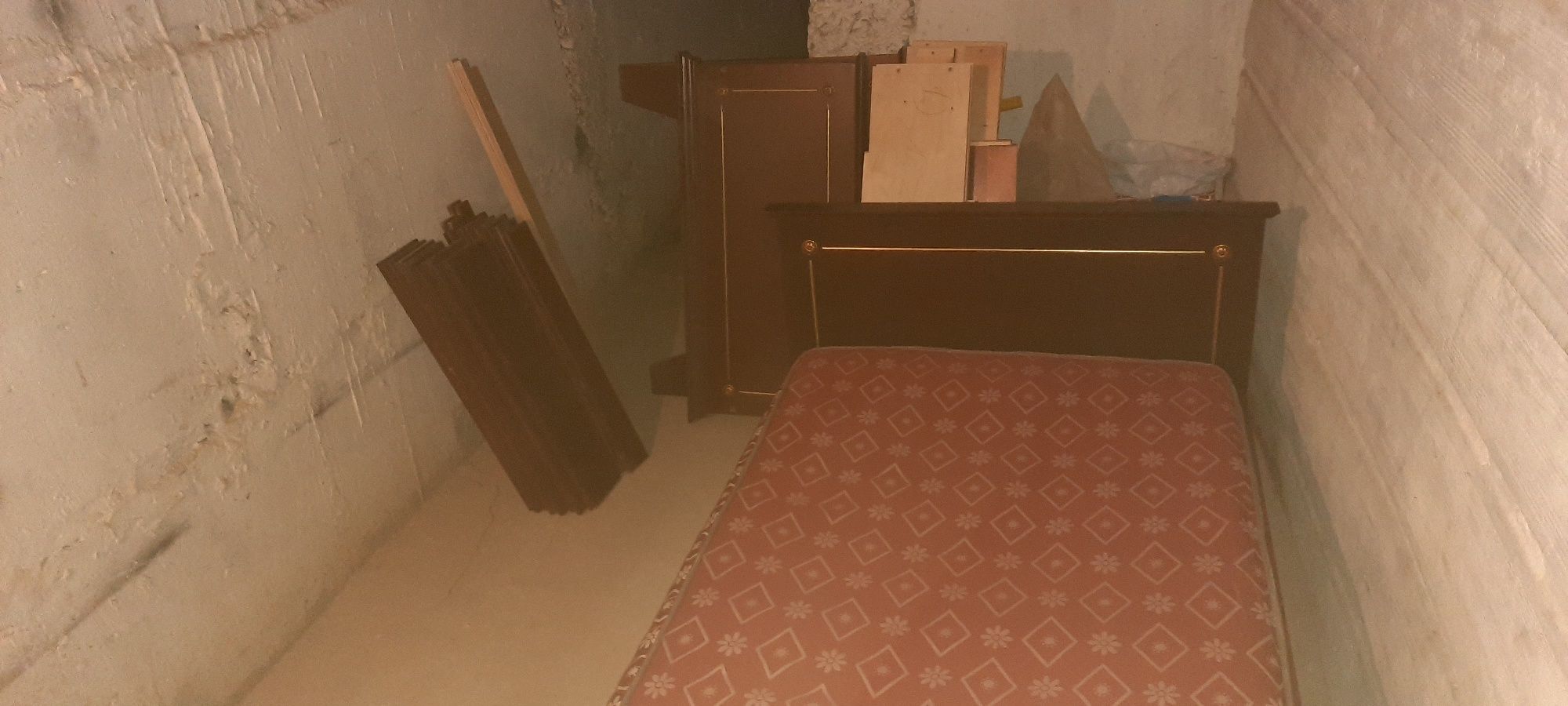 Продаётся одинарный спальний кровать 2 штуки