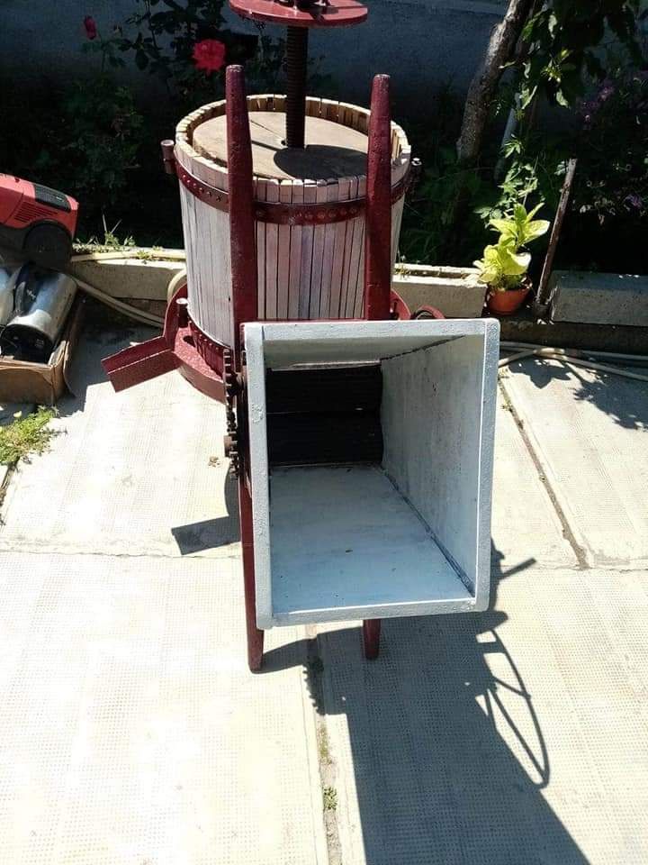 Vând moara și presa pentru struguri