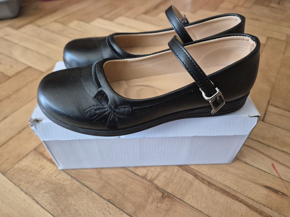 Нови черни обувки