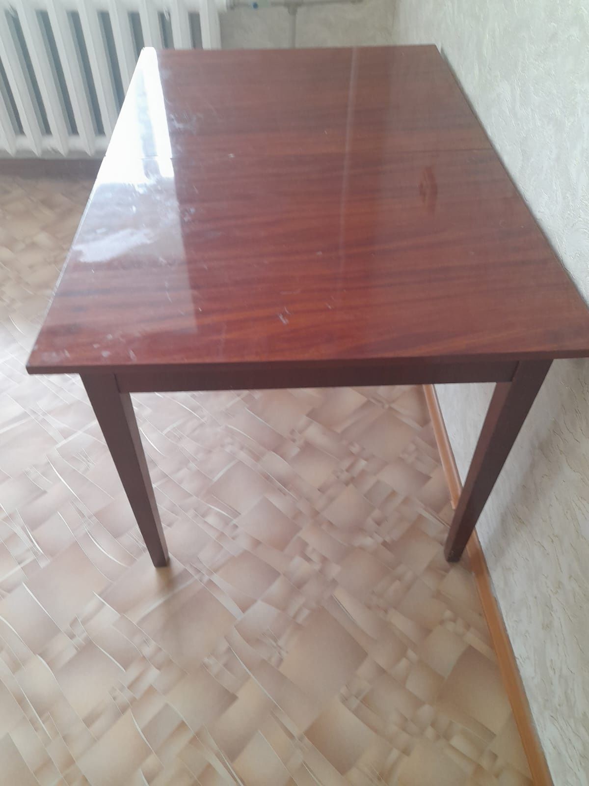 Продам           полированный     стол.