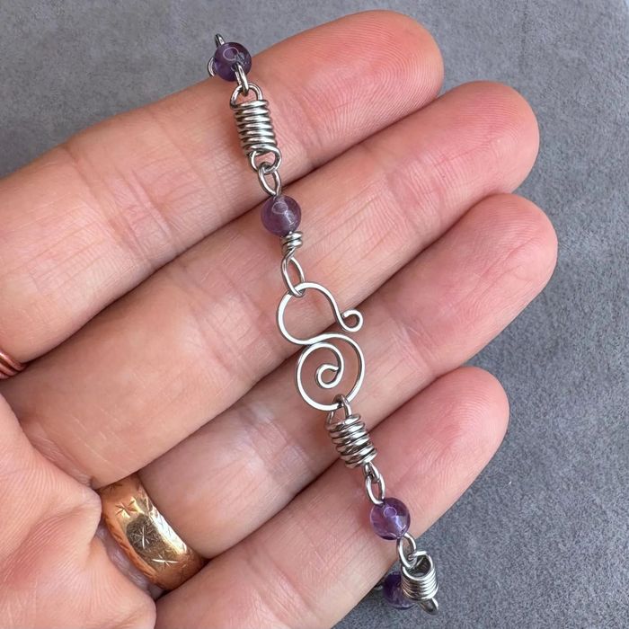 Ръчно изработена гривна с естествени камъни аметист