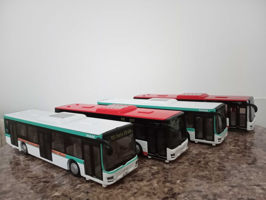 Vând autobuze machetă
