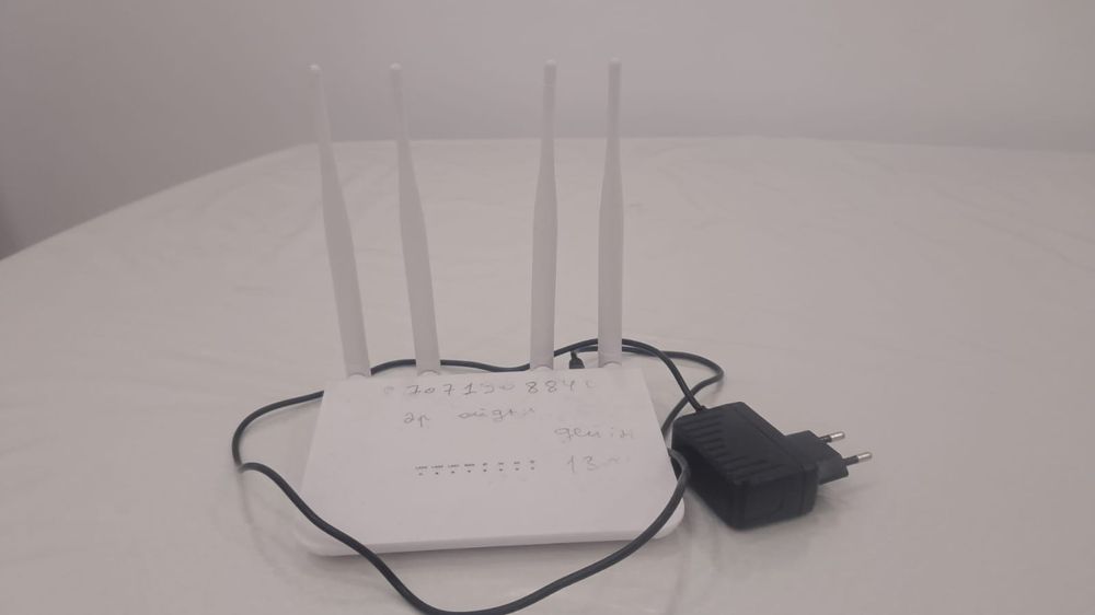 Продаётся вайфай модем роутер с сим-картой