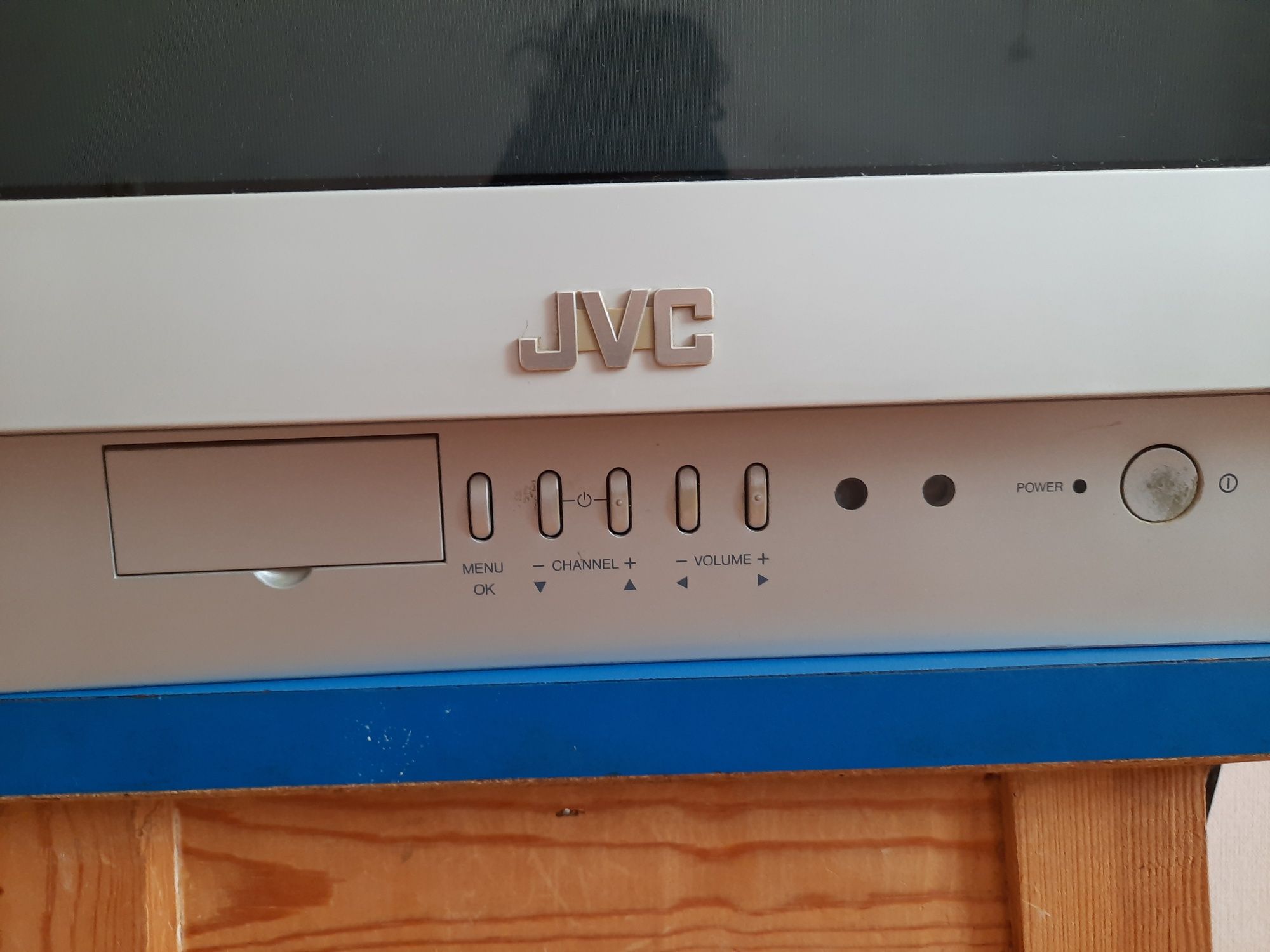 Телевизор JVC в рабочем состоянии