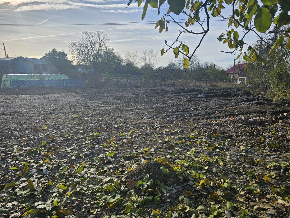 Vând teren intravilan