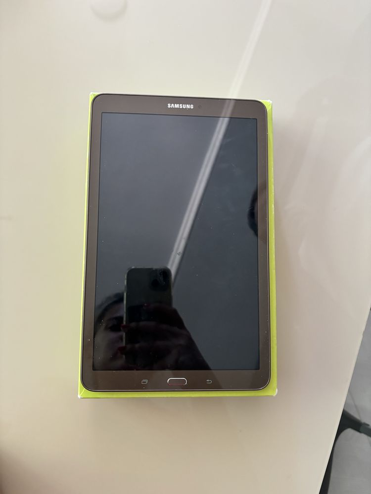 Продаю планшет Samsung Galaxy tab E в хорошем состоянии использовали 2