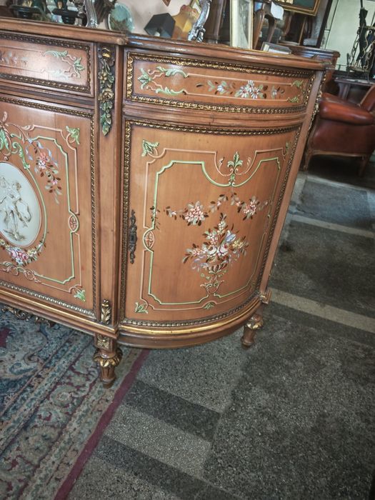 Красив рисуван комод.