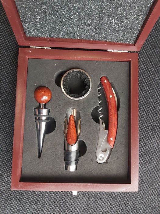 Подаръчен комплект за вино тирбушон,тапа и лиек,два модела