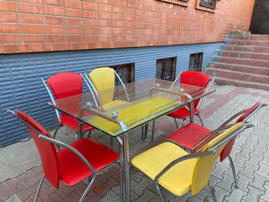 Стол из стекла с 6 стульями б/у