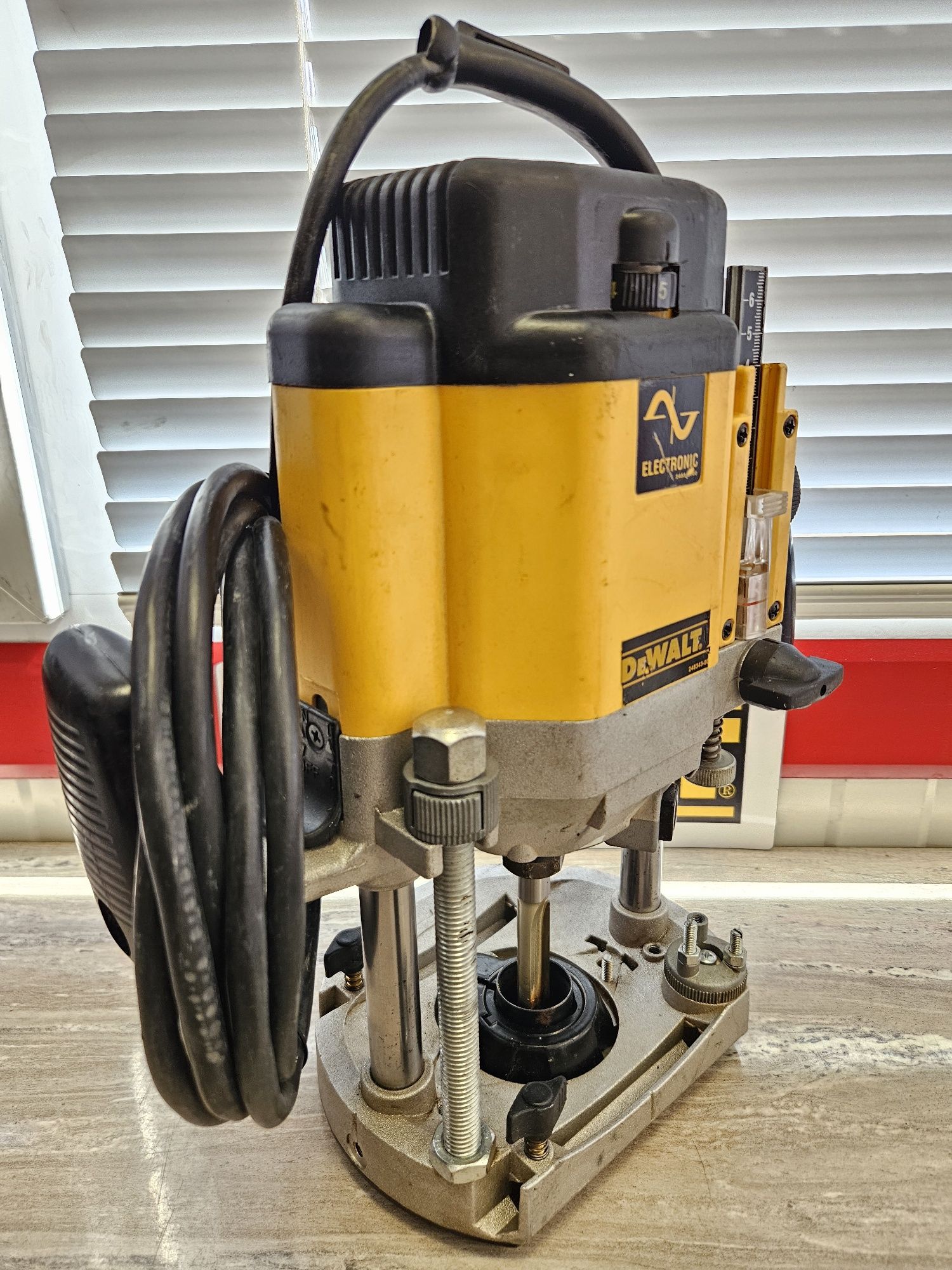 Dewalt Оберфреза DW625E-GB