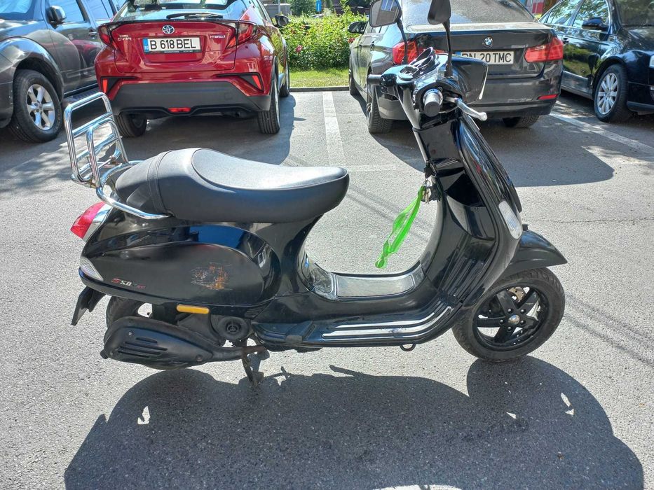 Scuter Piaggio Vespa inregistrat 25kmh (se conduce fara permis)