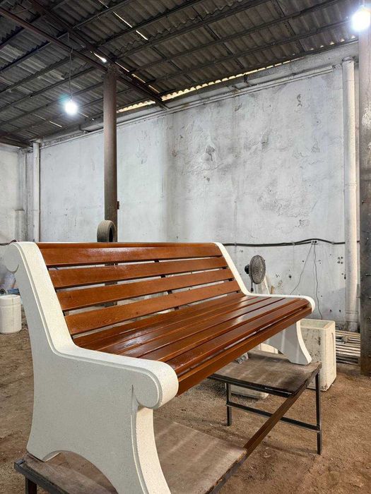 Скамейка из композитного мрамора. Выглядит элегантно