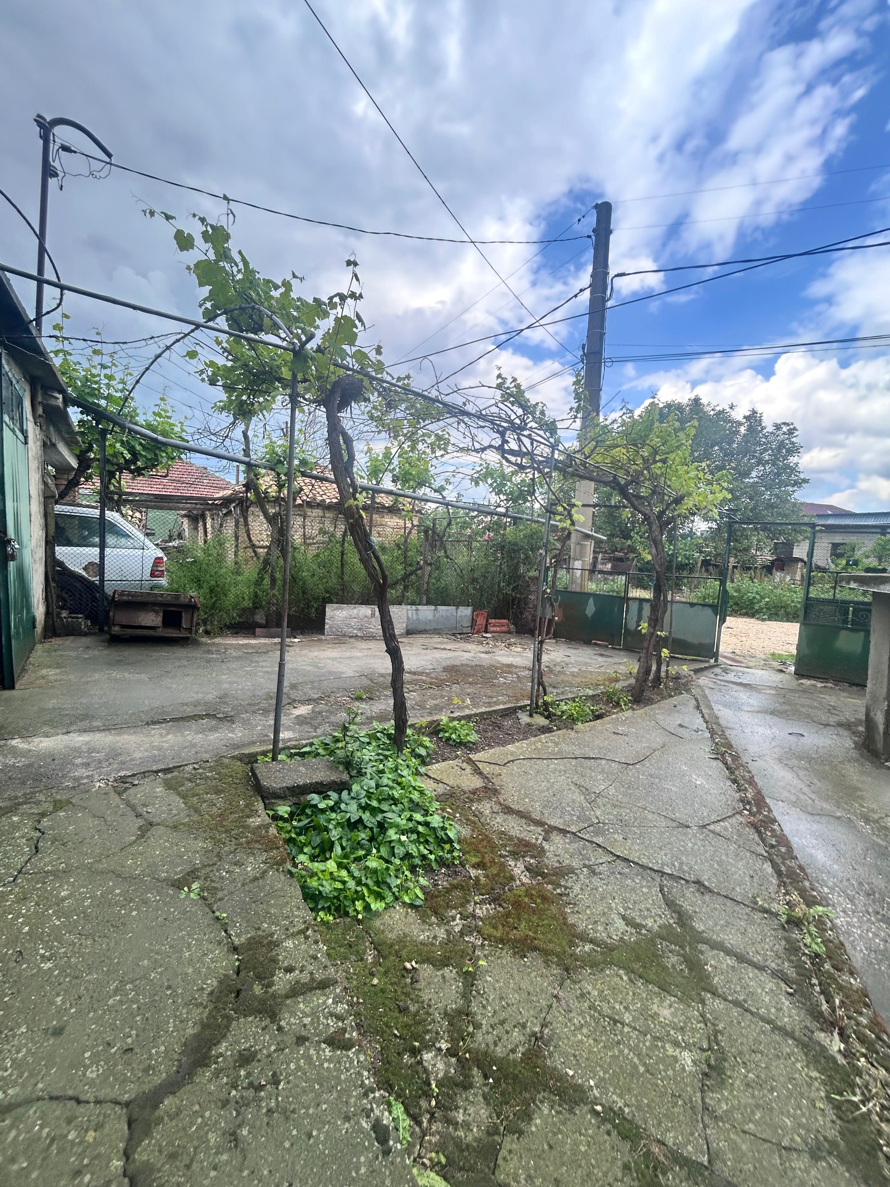 Къща с двор с. Разделна