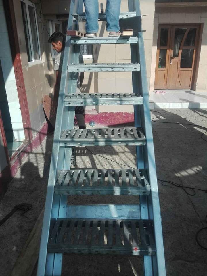 Scară metalică zincata cu balustrada sau fara transport inclus montaj