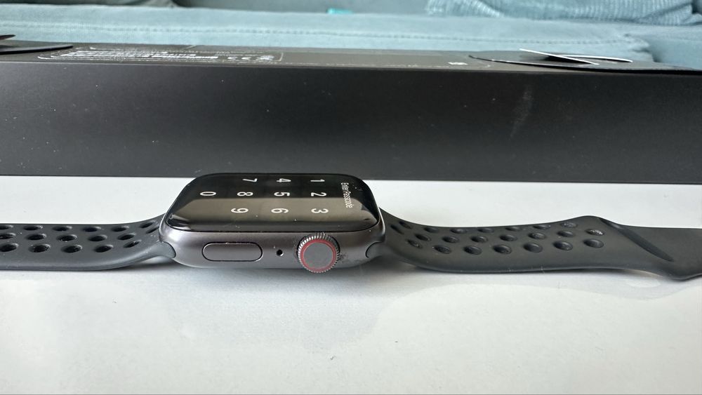 Смарт часовник Apple Watch SE 44mm Cellular Nike Edition