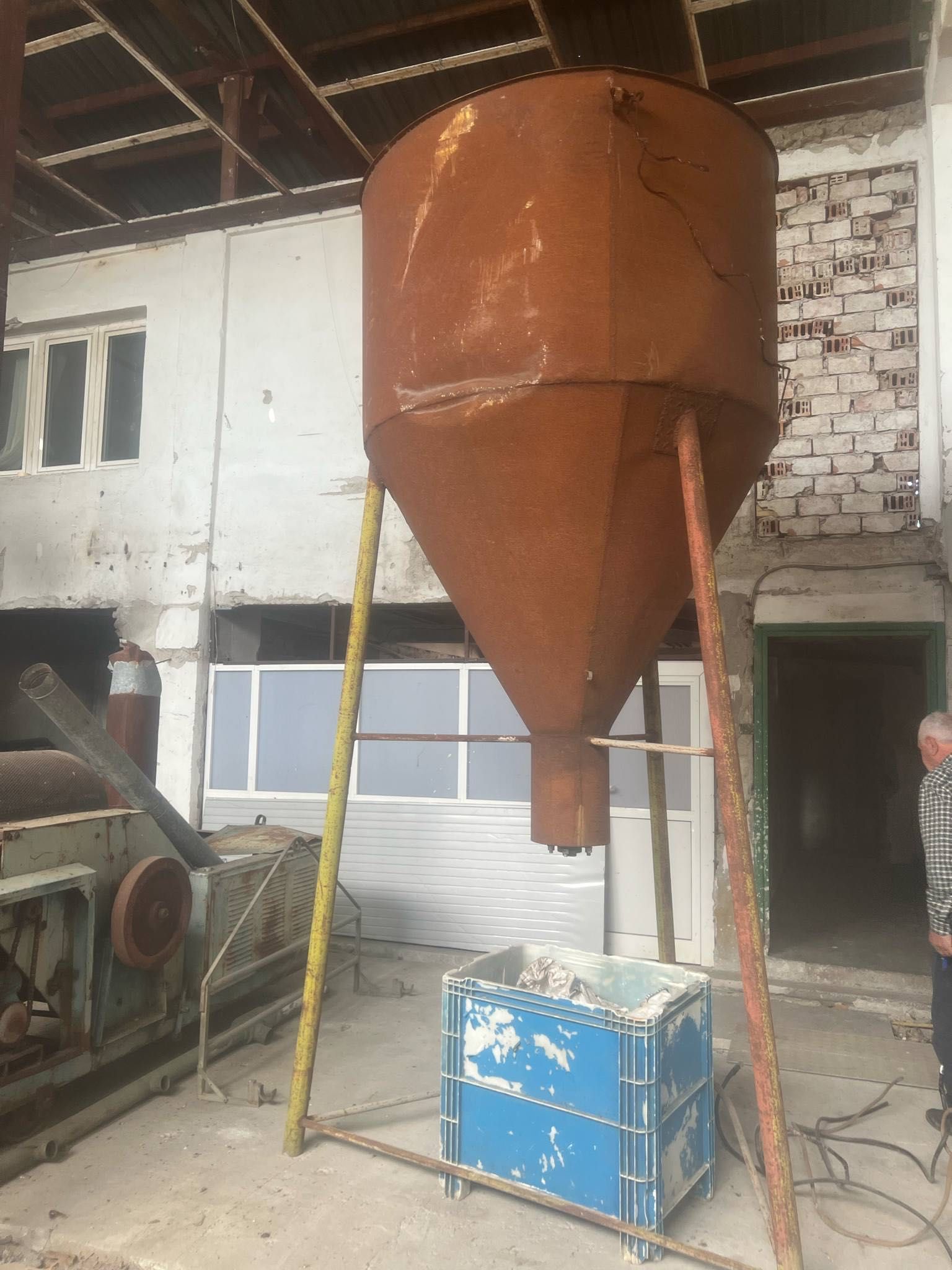 Продавам силоз за зърна