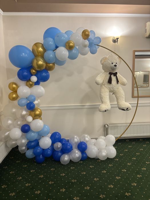 Arcadă baloane si aranjamente pe masă