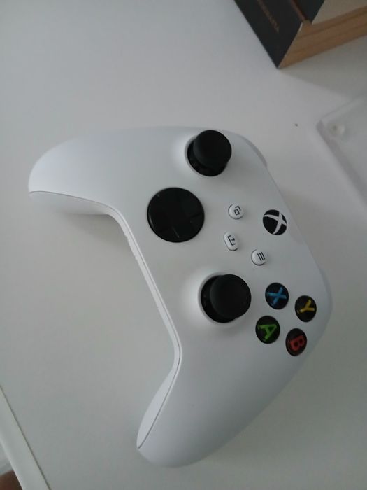 Vand joystick xbox + cadou set DOC și 2 acumulatori