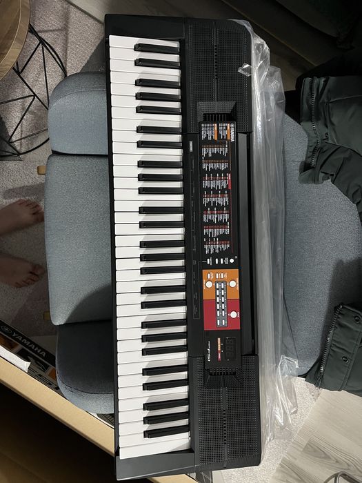 Vând orgă și stativ