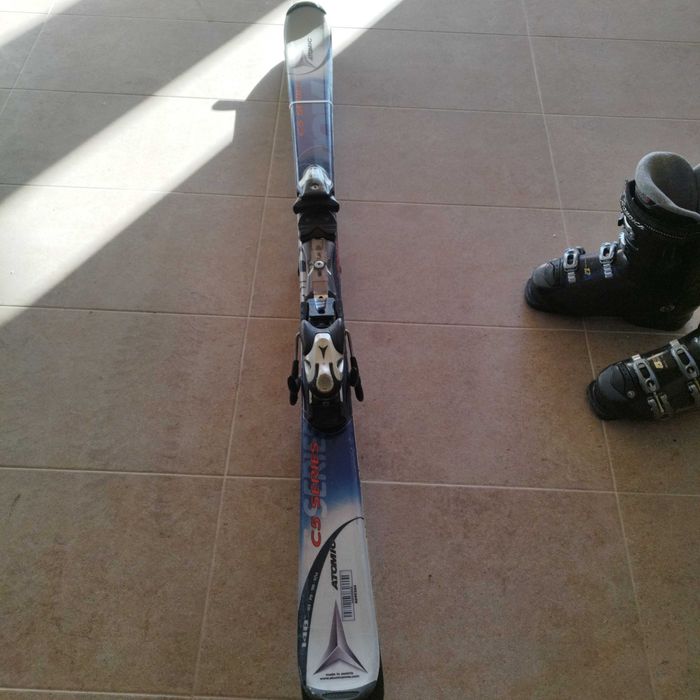 2 чифта ски и ски обувки към тях