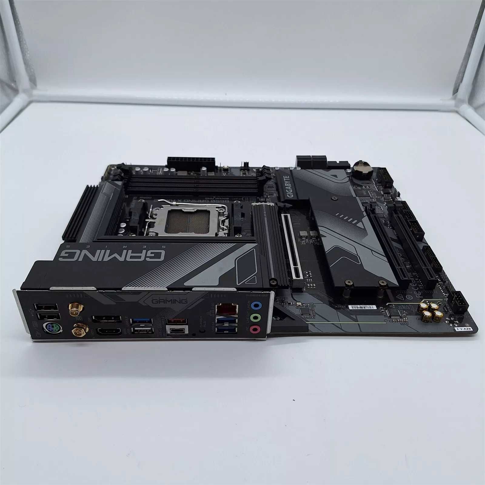 GIGABYTE X670 Gaming X AX V2 + AMD Ryzen 7 7800X3D 96MB/120W/AM5