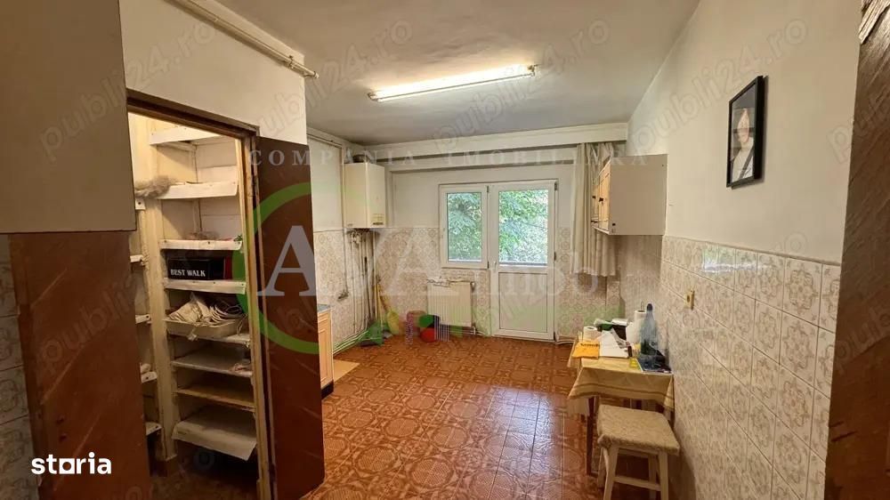Apartament 4 camere, 2 bai, etaj 3, zona centrala
