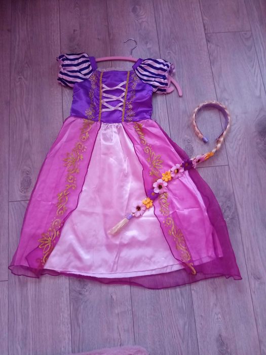Костюм на Рапунцел с плитка към него