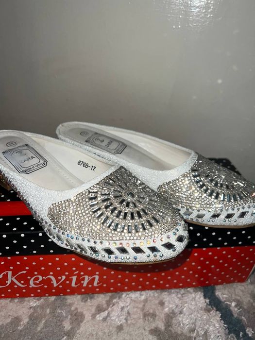 Келинлар учун койнак ва оёк кийм