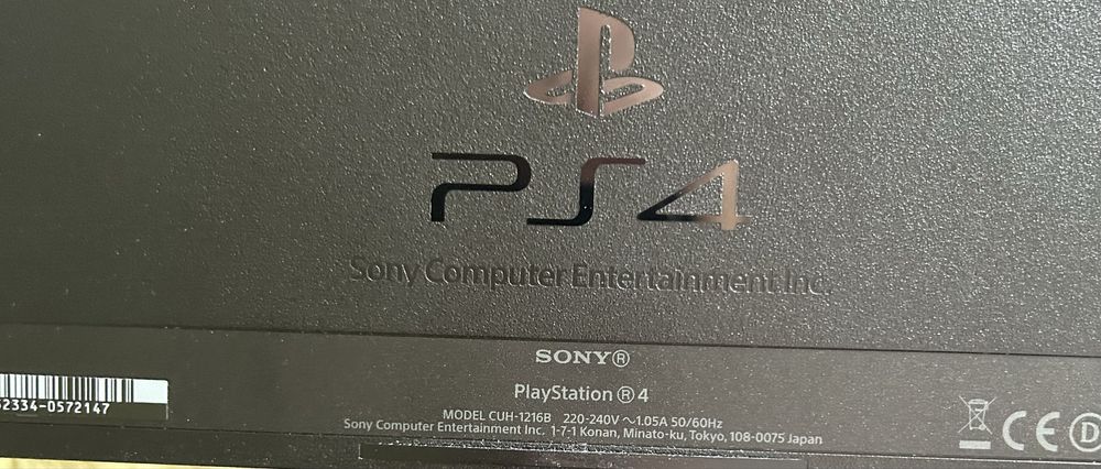 1TB PS4 с 2 контролера, 3 игри и специална чанта