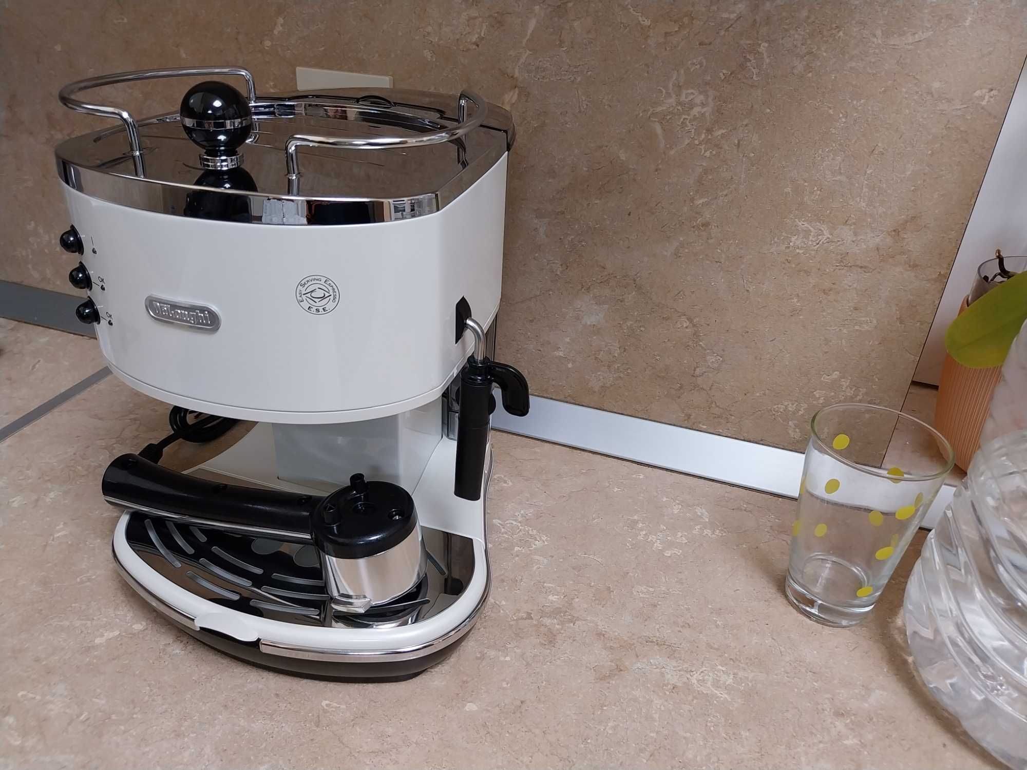 Нова кафема-шина DeLonghi