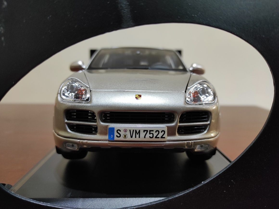 Machetă 1:18 Porsche Cayenne gold.