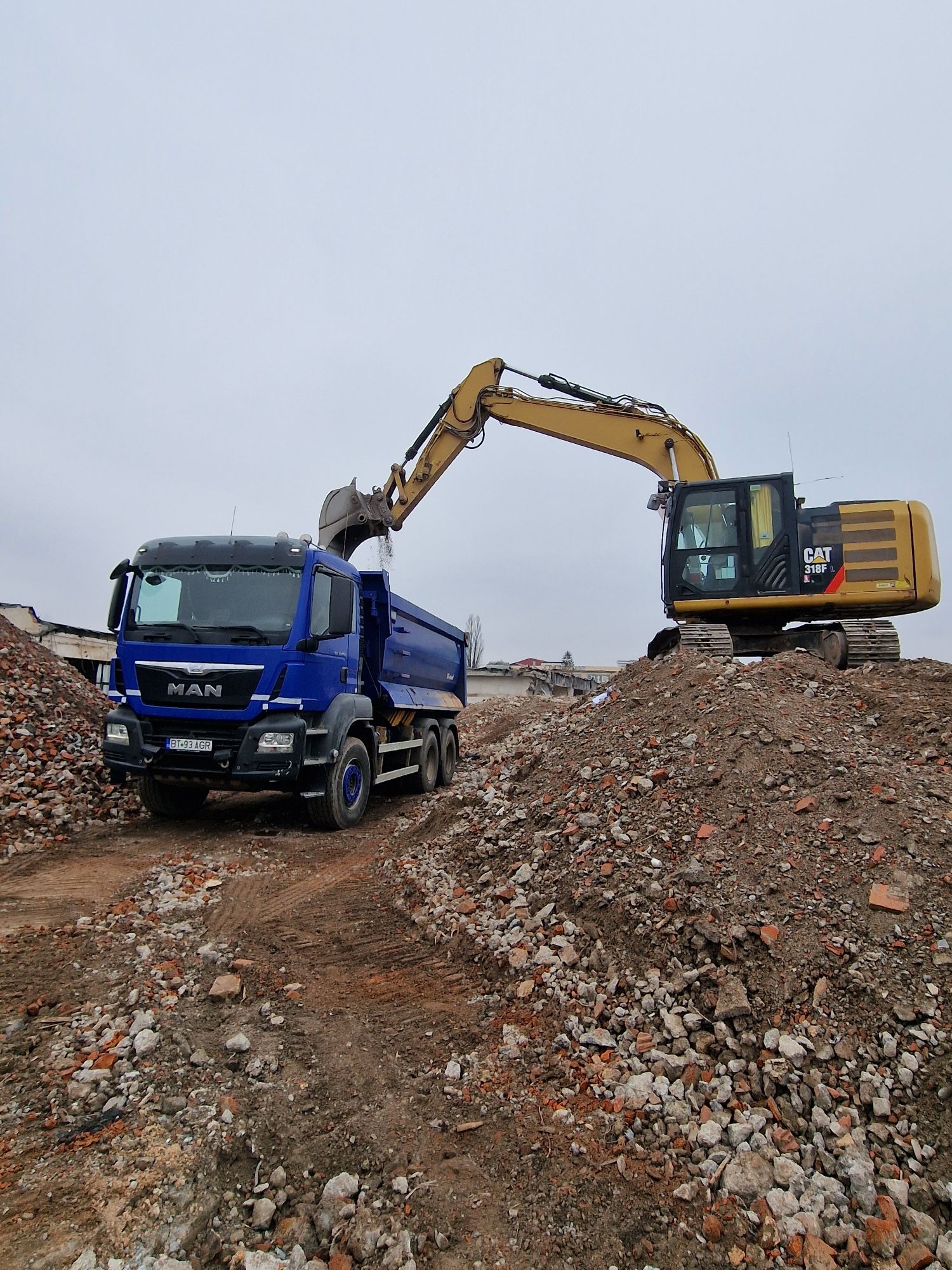 Beton concasat / drumuri / piatră/ compactor