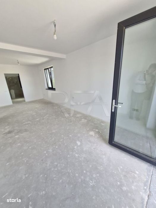 Duplex compus din doua case la 1,3 kilometri de statia de metrou Nicol