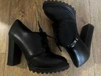 Обувь с каблуками черный цвет