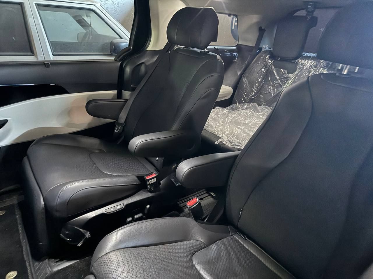 Kia Carnival трансфер хизмати. Мехмонларни кутиб олиш .