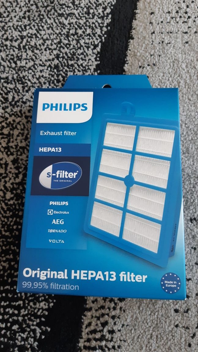 Saci de hârtie și filtru aspirator Philips.