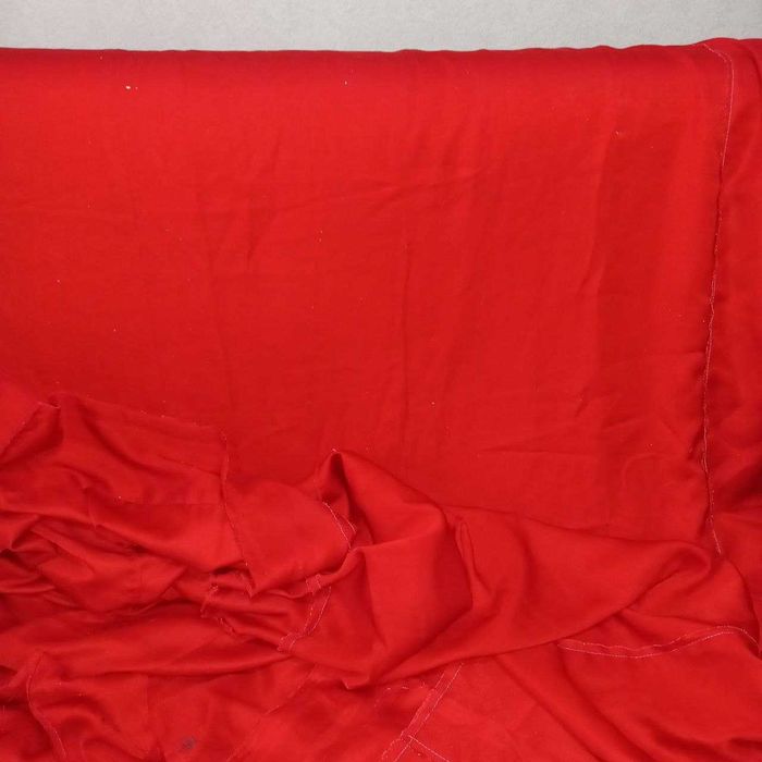 Продам два отреза ткани типа плотного штапеля красного цвета