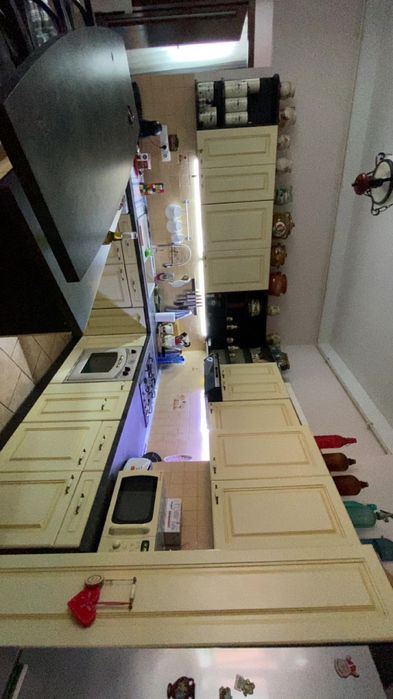 caut colege de apartament