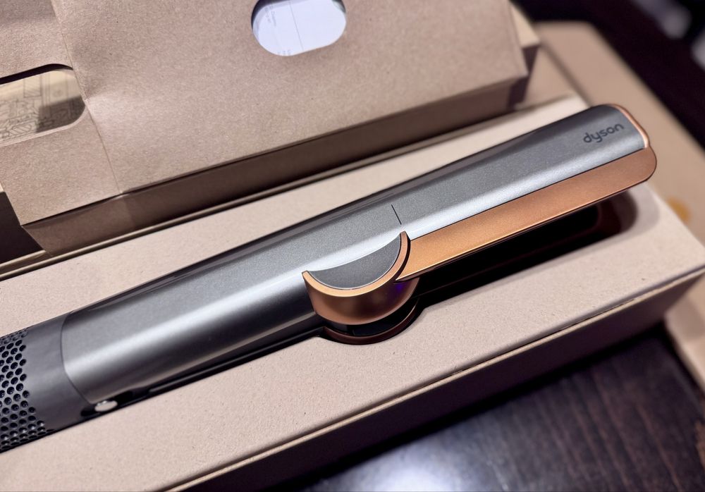 Dyson Airstrait.