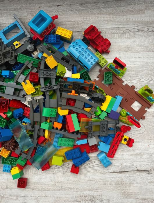 LEGO DUPLO - cărămizi de bază, şine şi componente de tren