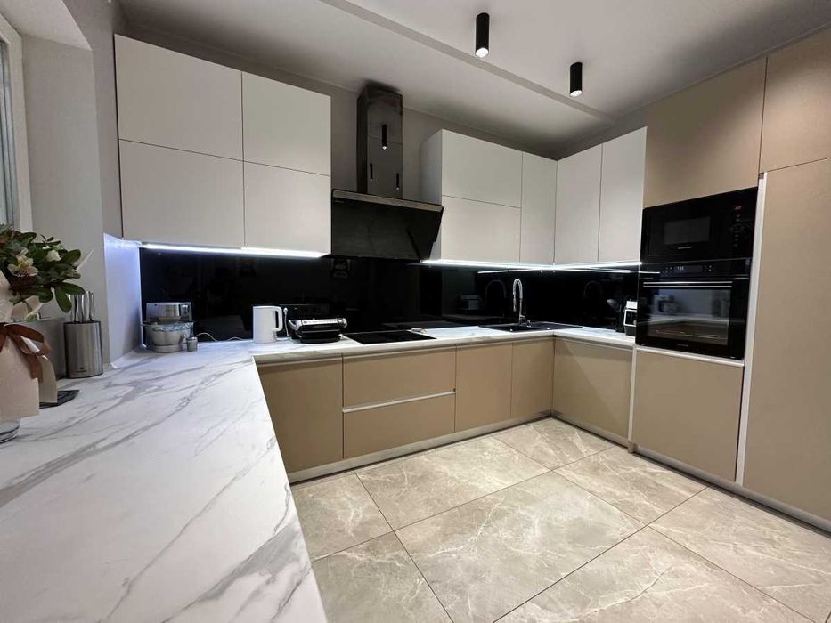 Дава се под наем Двустаен апартамент в София, Гоце Делчев - 75 кв.м за 612 € - Снимка #1