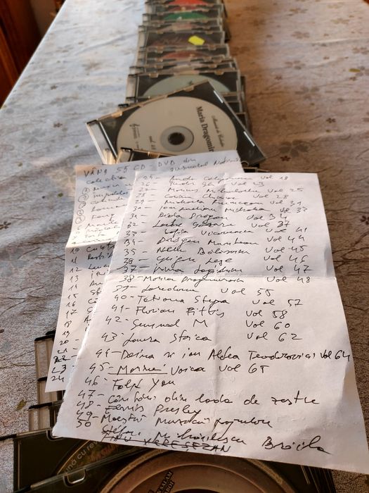 Vând CD /DVD uri din colecția propie