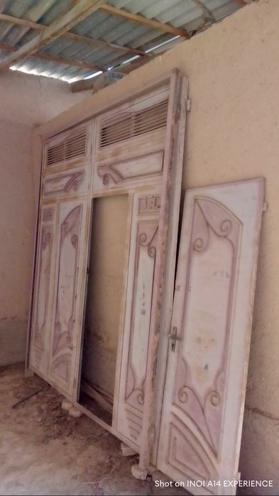 Darvoza qalin temirdan yasalgan razmer baladligi 3.m eni 2.60