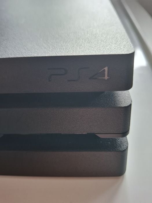 PS4 Pro + controller + cablu alimentare – funcționează perfect