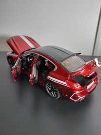 Macheta BMW M8 rosu scara 1.24